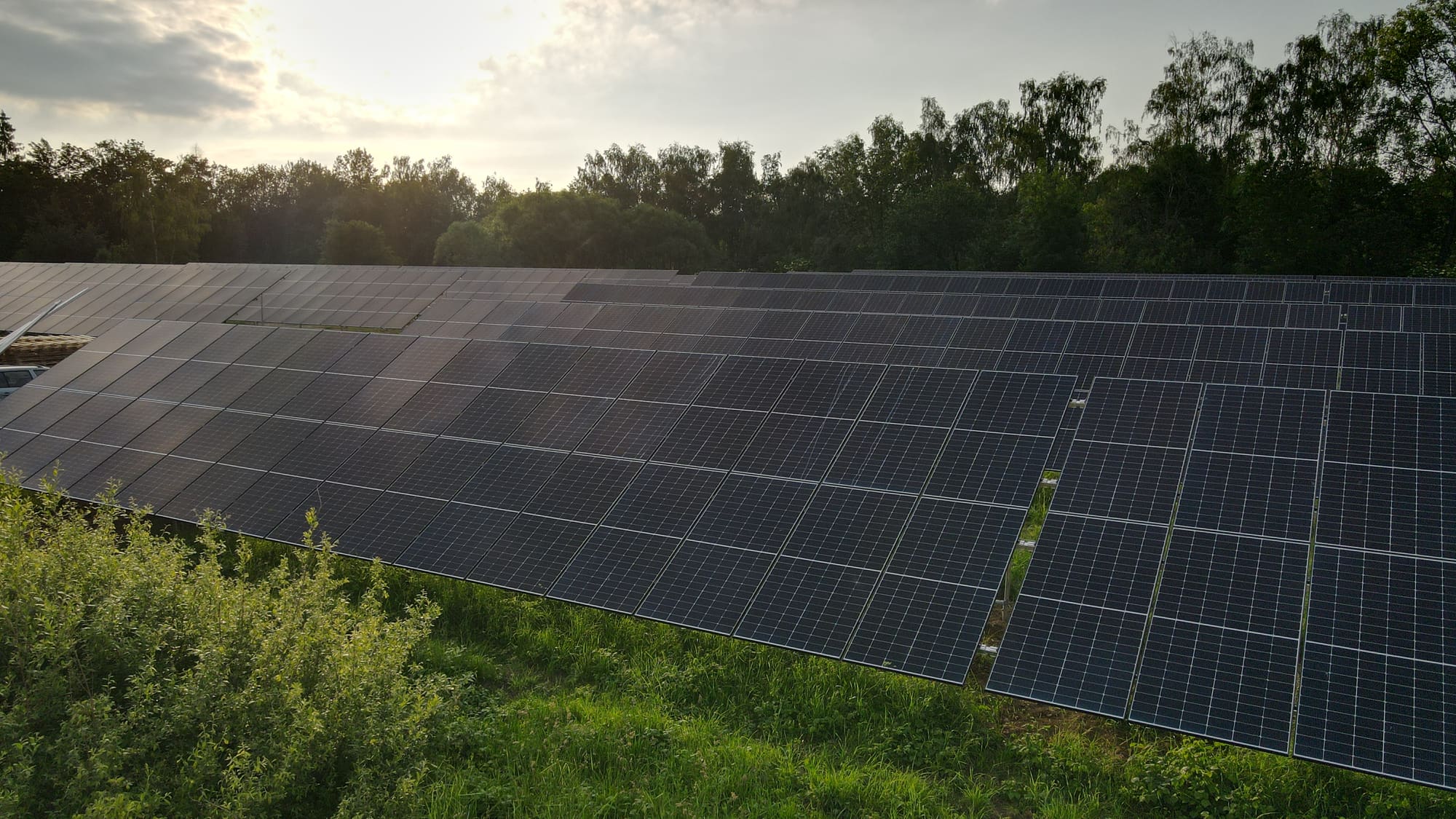 Průmyslový areál s fotovoltaickými panely na střechách, realizace VSV Tech