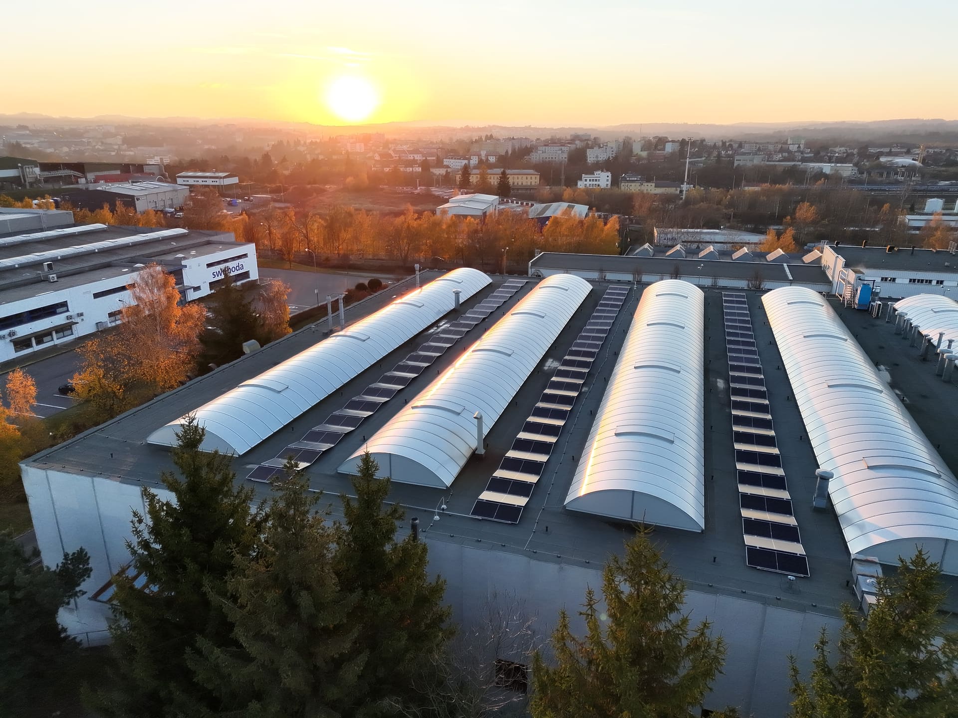 Kolektor Tesla · FVE, fasáda a carporty, fotografie 2