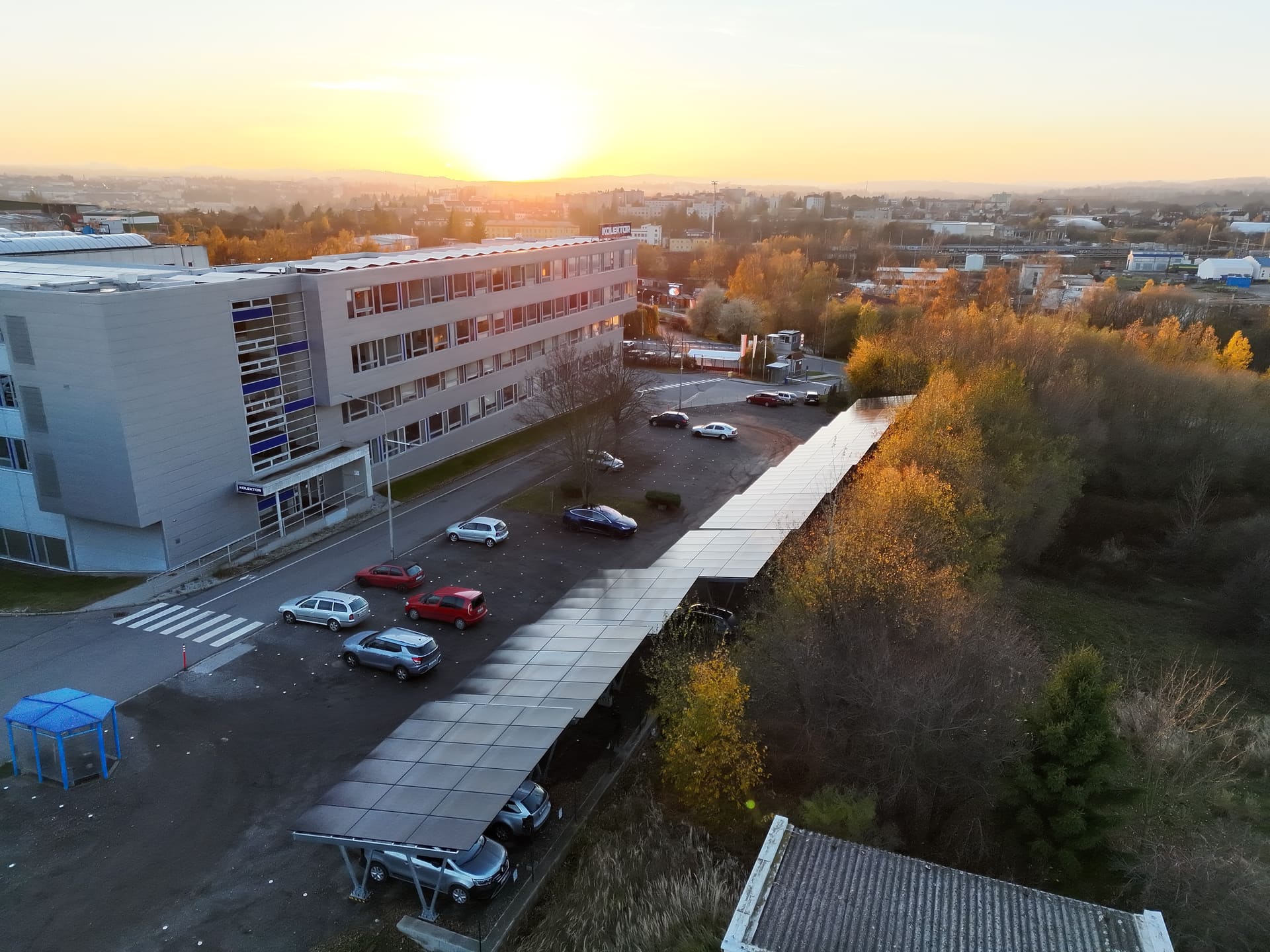 Kolektor Tesla · FVE, fasáda a carporty, fotografie 4